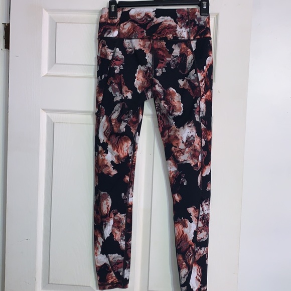 Victoria’s Secret Black Rose Tease Floral Knockout Leggings - Picture 5 of 9